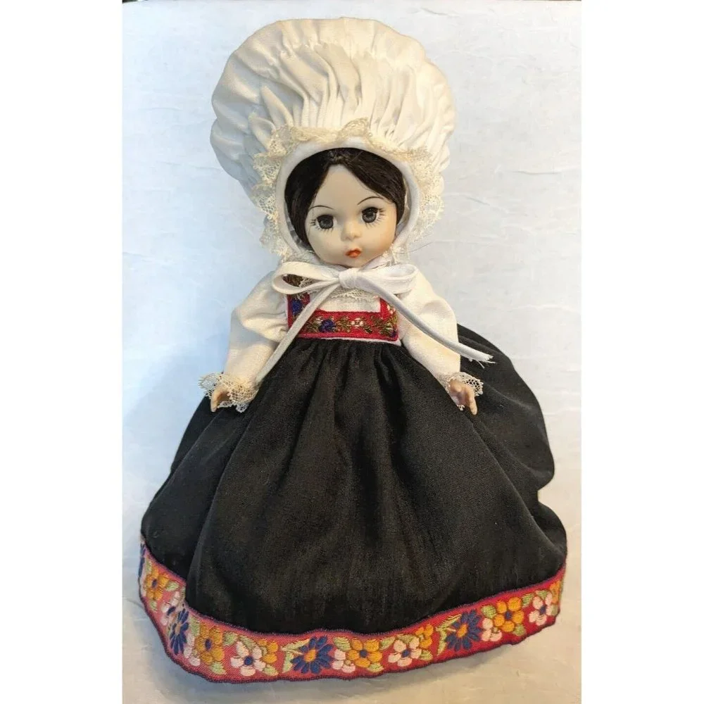 Madame Alexander Norway Vtg Doll & Stand 1977 International Brunette Pretty Girl